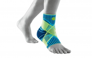 Die Sportbandage gibt dem Sprunggelenk beim Sport so sicheren Halt und schützt vor dem Umknicken. Ferner beeinflusst das luftige Gestrick in der Bewegung langfristig positiv die Sensomotorik und verbessert langfristig die Koordination. Der Bandapparat wird entlastet, die stabilisierende Muskulatur schneller angesteuert und die Gelenkkoordination somit langfristig verbessert. Auch dem seitlichen Verdrehen wirkt die Bandage effektiv entgegen. Probiere es aus! Vor allem bei holprigen Bergtouren hat dein Sprunggelenk mit einer Bandage noch besseren Halt.